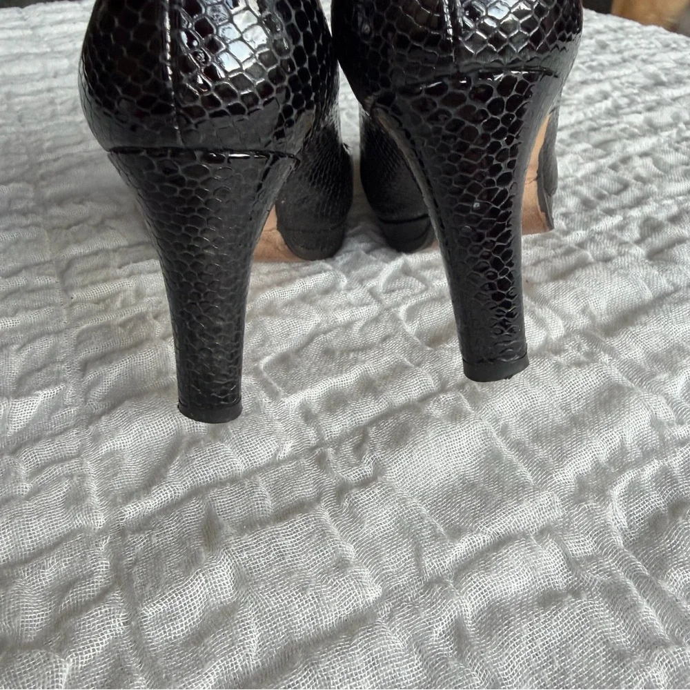 Stuart Weitzman Black Python Embossed Leather Peep Toe Heels 6.5